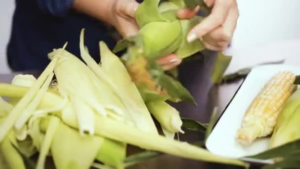 Desfasamento Temporal Passo Passo Descascando Milho Orgânico Fresco Para Fazer — Vídeo de Stock