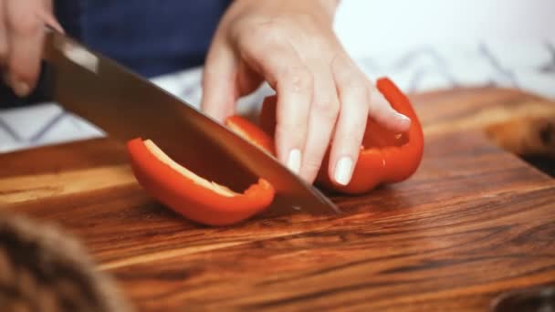 Schritt Für Schritt Paprika Scheiben Schneiden Auf Einem Holzschneidebrett — Stockvideo