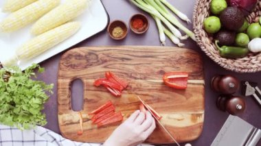 Adım adım. Ağaç kesme tahtası Dilimleme kırmızı dolmalık biber