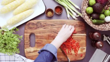 Adım adım. Ağaç kesme tahtası Dilimleme kırmızı dolmalık biber