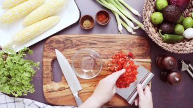 Adım adım. Ağaç kesme tahtası Dilimleme kırmızı dolmalık biber