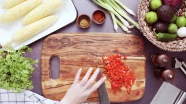 Zaman atlamalı. Adım adım. Ağaç kesme tahtası Dilimleme kırmızı dolmalık biber