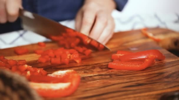 Steg För Steg Skivning Röd Paprika Trä Skärbräda — Stockvideo