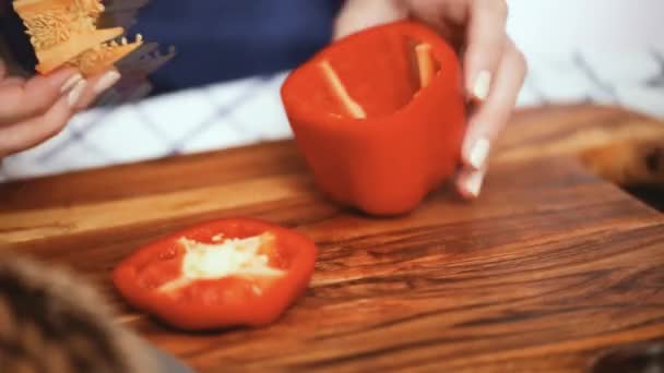 Zeitraffer Schritt Für Schritt Paprika Scheiben Schneiden Auf Einem Holzschneidebrett — Stockvideo