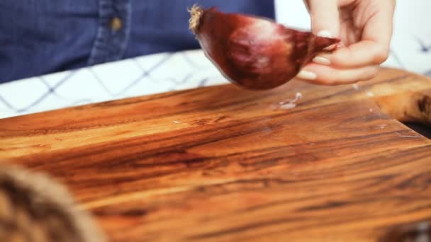 Step Step Slicing Purple Onion Wood Cutting Board — Stock Video