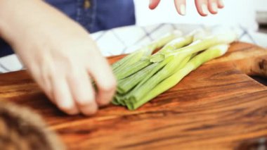 Adım adım. Ağaç kesme tahtası Dilimleme yeşil soğan
