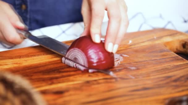 Paso Paso Cortar Cebolla Morada Una Tabla Cortar Madera — Vídeo de stock