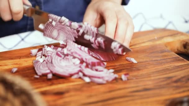 Step Step Slicing Purple Onion Wood Cutting Board — Stock Video