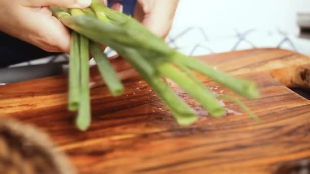 Stap Voor Stap Groene Uien Snijden Een Houten Snijplank — Stockvideo