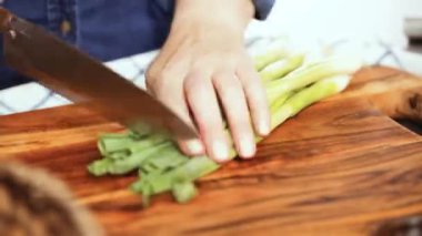 Zaman atlamalı. Adım adım. Ağaç kesme tahtası Dilimleme yeşil soğan