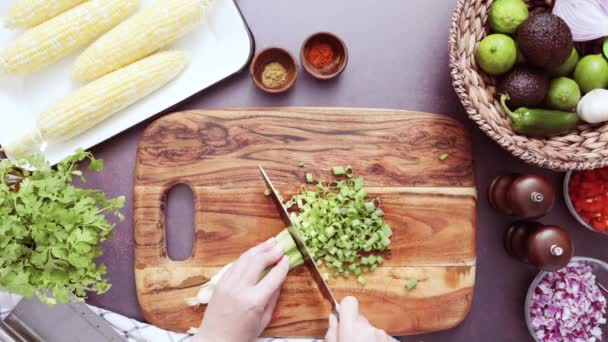 Paso Paso Cortar Cebollas Verdes Una Tabla Cortar Madera — Vídeos de Stock