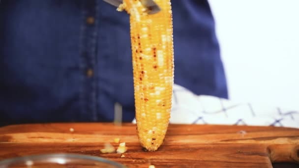 Schritt Für Schritt Schneiden Der Gegrillten Maiskolben Auf Einem Holzschneidebrett — Stockvideo