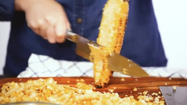 Lépésről Lépésre Roston Sült Kukorica Csutka Vágás Egy Vágódeszka — Stock videók