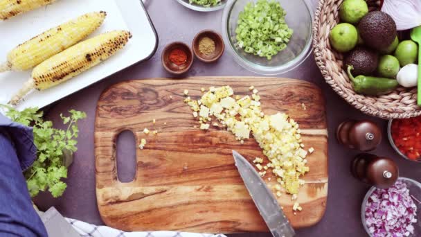 Příprava domácí guacamole — Stock video