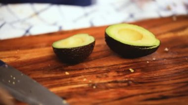 Adım adım. Ağaç kesme tahtası Dilimleme taze avokado