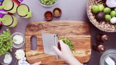 Ev yapımı Guakamole hazırlık