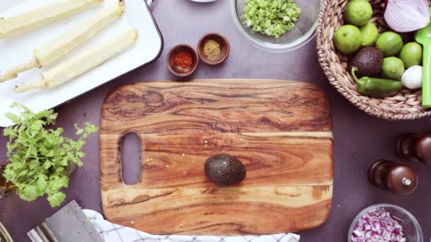Menyiapkan guacamole buatan sendiri — Stok Video