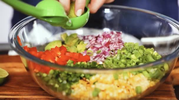 Hausgemachte Guacamole zubereiten — Stockvideo