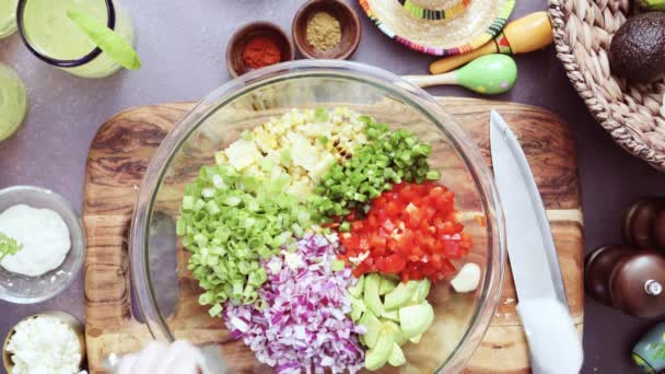 Hausgemachte Guacamole zubereiten — Stockvideo
