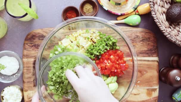 Příprava domácí guacamole — Stock video