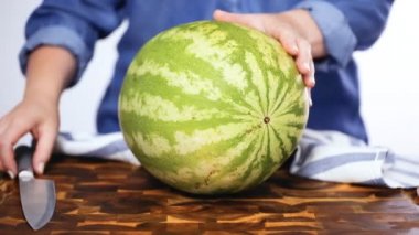  Ağaç kesme tahtası kırmızı karpuz. 