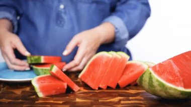  Ağaç kesme tahtası kırmızı karpuz. 