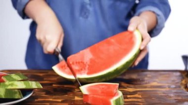  Ağaç kesme tahtası kırmızı karpuz. 