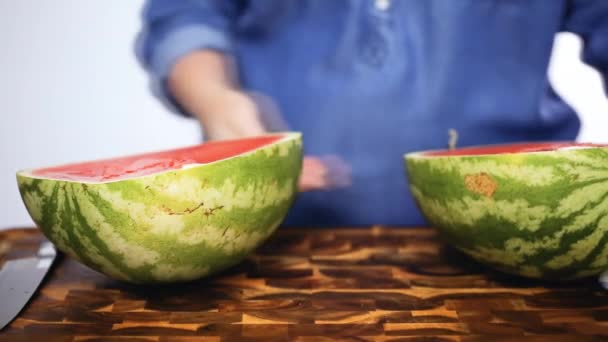 Rote Wassermelone Auf Einem Holzschneidebrett — Stockvideo