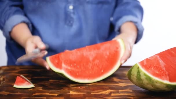 Sandía Roja Una Tabla Cortar Madera — Vídeos de Stock