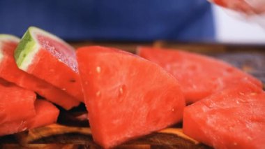  Ağaç kesme tahtası kırmızı karpuz. 