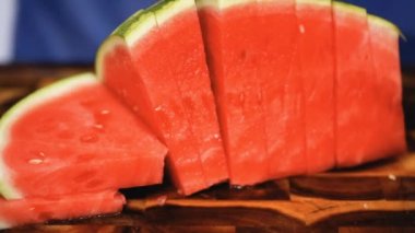  Ağaç kesme tahtası kırmızı karpuz. 