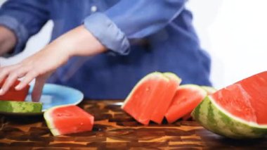  Ağaç kesme tahtası kırmızı karpuz. 