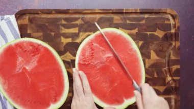  Ağaç kesme tahtası kırmızı karpuz. 