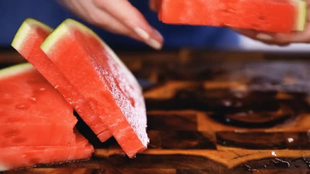 Sandía Roja Una Tabla Cortar Madera — Vídeo de stock