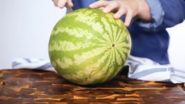 Rote Wassermelone Auf Einem Holzschneidebrett — Stockvideo