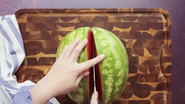 Rode Watermeloen Een Houten Snijplank — Stockvideo