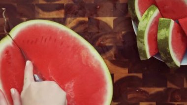  Ağaç kesme tahtası kırmızı karpuz. 