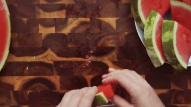  Ağaç kesme tahtası kırmızı karpuz. 