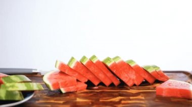  Ağaç kesme tahtası kırmızı karpuz. 