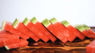  Ağaç kesme tahtası kırmızı karpuz. 