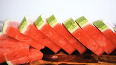  Ağaç kesme tahtası kırmızı karpuz. 