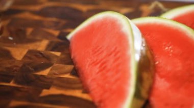  Ağaç kesme tahtası kırmızı karpuz. 