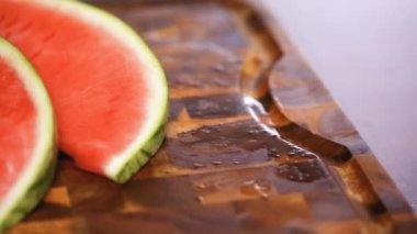  Ağaç kesme tahtası kırmızı karpuz. 