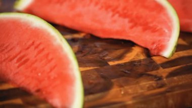  Ağaç kesme tahtası kırmızı karpuz. 