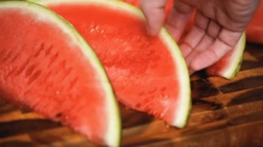  Ağaç kesme tahtası kırmızı karpuz. 