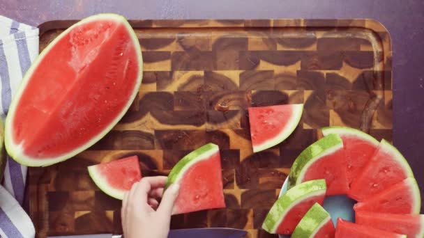 木材切割板上的红色西瓜 — 图库视频影像