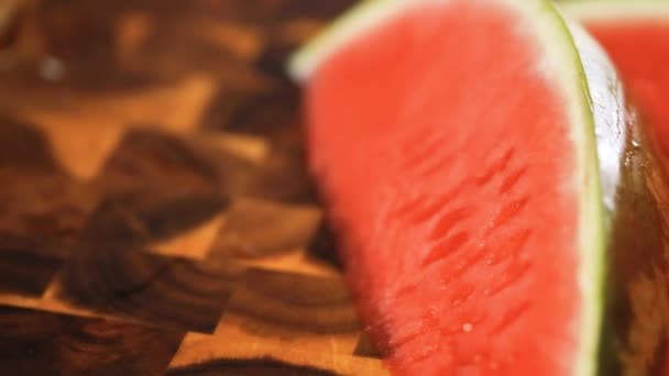 Rode Watermeloen Een Houten Snijplank — Stockvideo