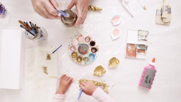 Мати Дочка Малюють Золотими Фарбами Глиняний Скульптурний Ріг Вуха Прикраси — стокове відео