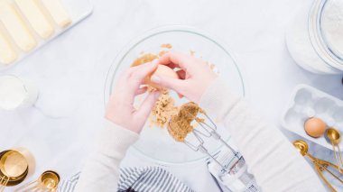 Adım adım. Vanilyalı kek için malzemeler karıştırma.