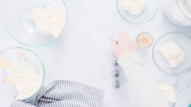 Adım adım. Unicorn Tema vanilyalı kek için gıda renklerle buzlanma buttercream boyama.